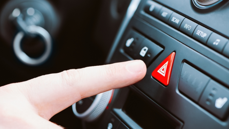 Quando usar o pisca-alerta é permitido por lei