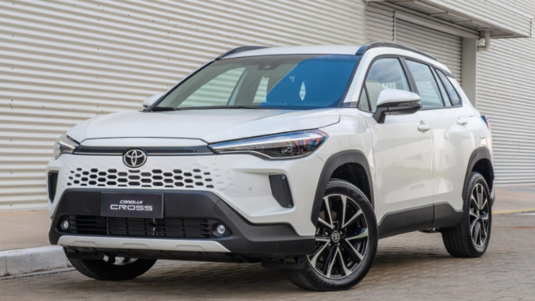 Toyota oferece desconto de quase R$ 15 mil no Corolla Cross XRE 2026 para PCD