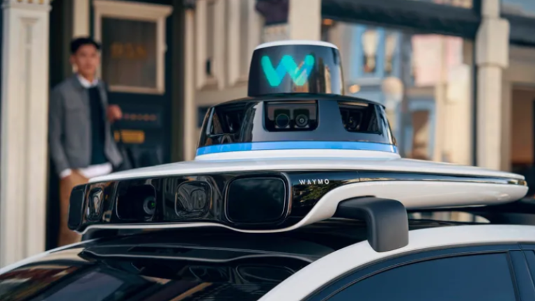 Acidente com veículo da Waymo em Los Angeles expõe desafios da expansão de frota