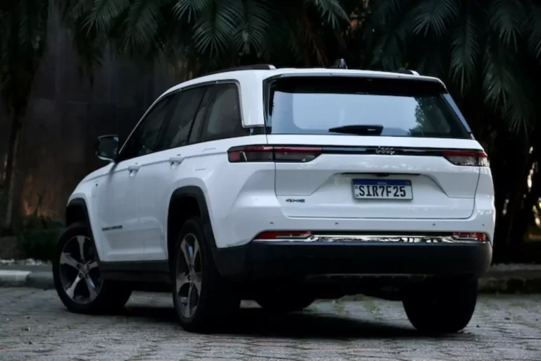 Risco de incêndio! Jeep pede para não recarregar Grand Cherokee 4XE