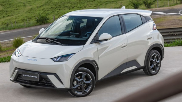 BYD Dolphin Mini desafia Fiat 500e com preço R$ 100 mil menor