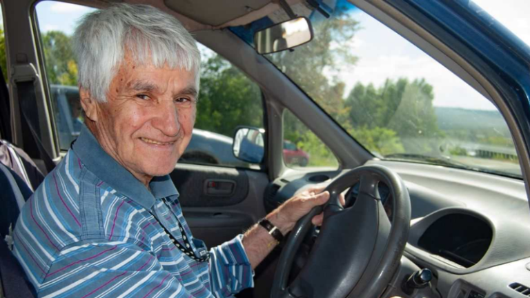 Descontos de até 30% para motoristas com mais de 60 anos em 2026