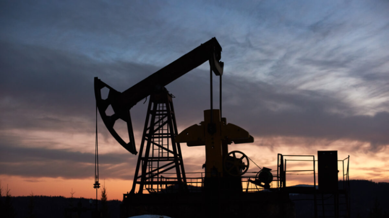 Gasolina cai nas refinarias, mas sobe nos postos e gera revolta