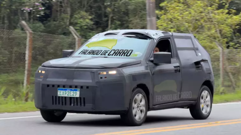 Fiat Argo 2027: flagra confirma base do Grande Panda e estreia da versão híbrida