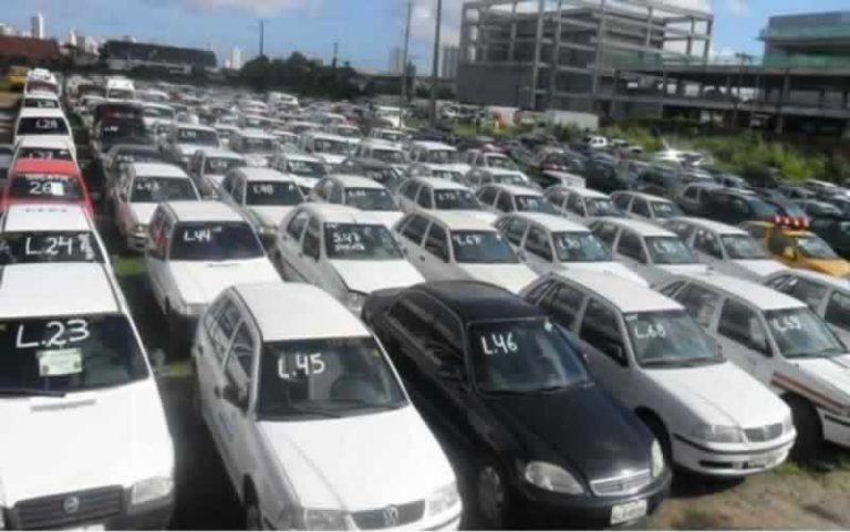 Detran-SP leiloa carros e motos a partir de R$ 400 e atrai interessados em veículos baratos
