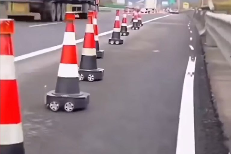 China testa cones inteligentes com IA que se movimentam sozinhos nas rodovias