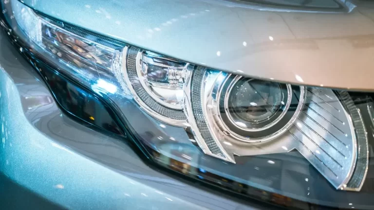 Troca para faróis de LED em veículos divide opiniões; projeto avança na Câmara