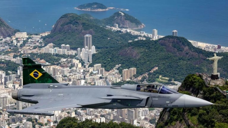 Brasil avança na indústria militar com montagem do caça supersônico Gripen