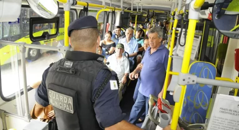 Projeto garante transporte público gratuito para policiais em serviço e avança na Câmara