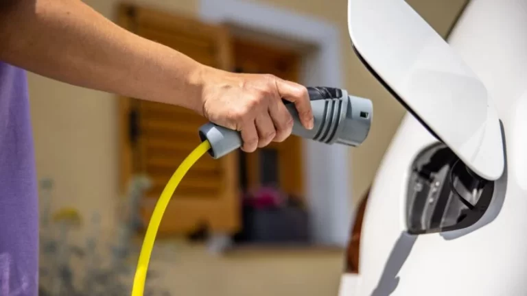 Mercado de carregadores para carros elétricos movimenta R$ 1 bilhão no Brasil
