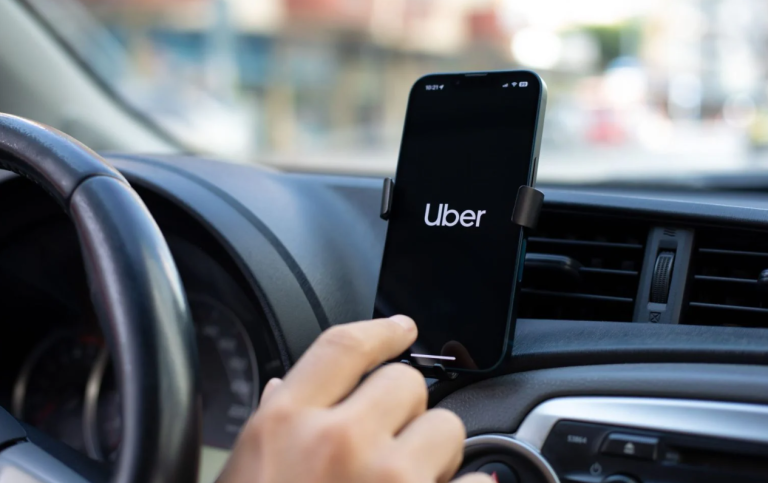 Uber é condenada a pagar R$ 17 mil após erro em corrida e risco a passageiro