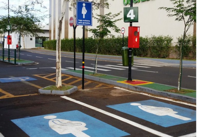 Projeto amplia direitos de prioridade para pais e mães com crianças de até 2 anos