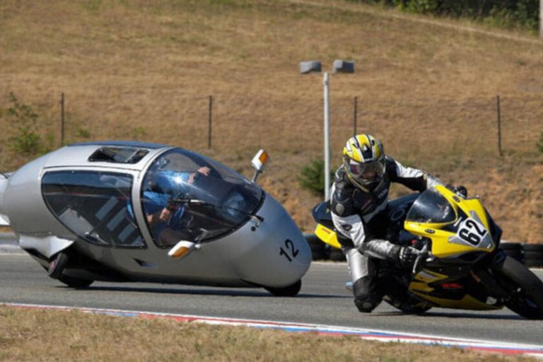 BMW projetou motocicleta com oito rodas e cápsula para evitar quedas