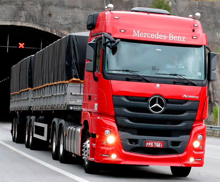 Caminhões pesados percorrem mais de 100 mil km no primeiro ano e revelam peso do transporte rodoviário