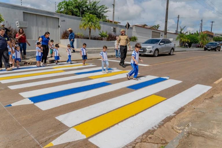Comissão aprova prioridade para faixas de pedestres próximas a escolas e pontos de ônibus