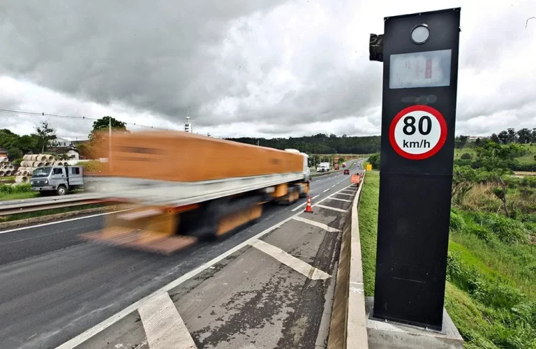 Excesso de velocidade domina infrações e revela padrão de risco no trânsito brasileiro