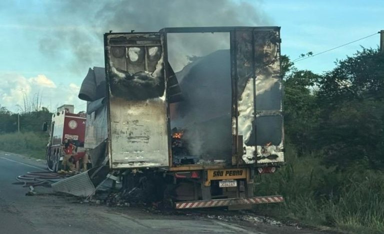 Incêndio de carreta trava BR-324 neste domingo (26) e expõe colapso estrutural da principal rodovia da Bahia