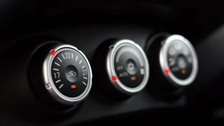 Após era das telas, botões físicos voltam aos carros