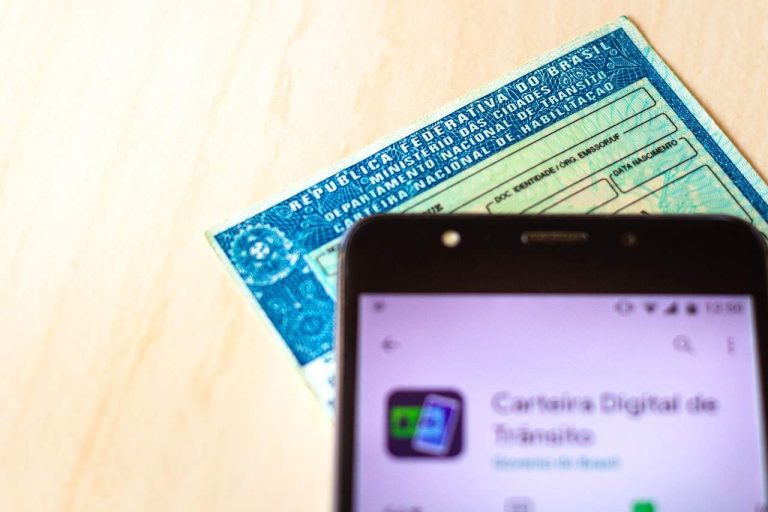 Consulta online do veículo evita multas, dívidas e bloqueios no licenciamento