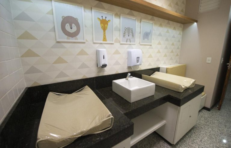 Fraldários podem ser obrigatórios em estações de trem e metrô