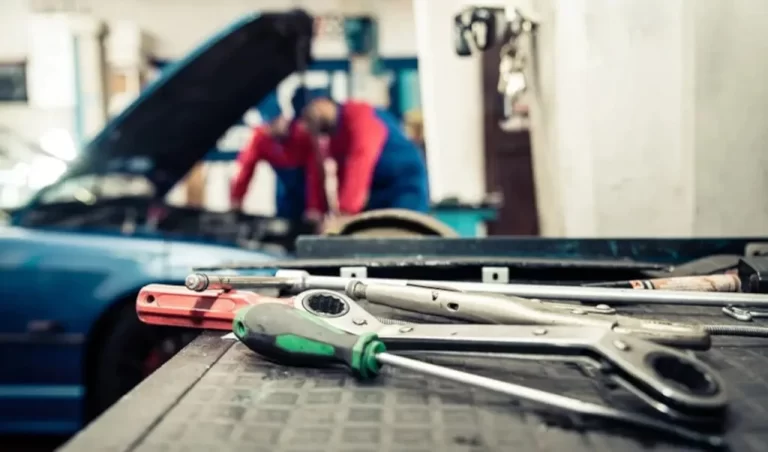 Erros simples na manutenção do carro podem gerar riscos e prejuízos