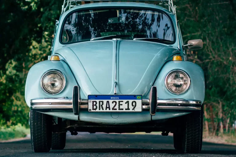 Projeto prevê retorno de município e estado nas placas de veículos