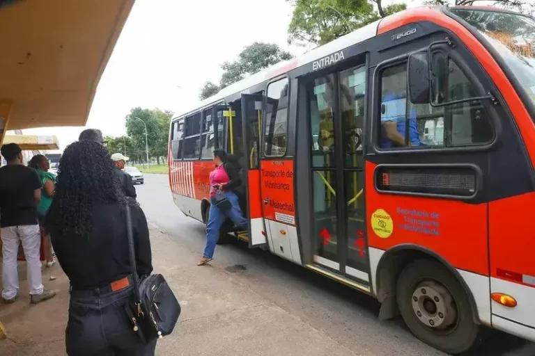 Regulação mais rígida pode reequilibrar disputa entre ônibus e aplicativos