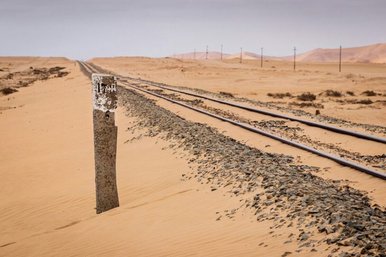 Projeto ferroviário no Oriente Médio enfrenta impasse devido a campos minados