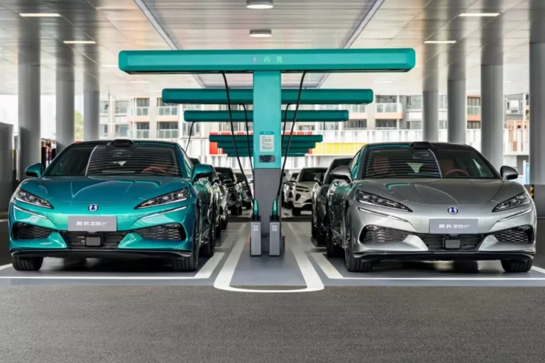 EUA instalam carregadores de 1 MW, mas Europa foca em carros eficientes