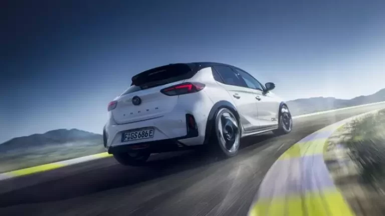 Novo Corsa elétrico adota motorização Peugeot e supera desempenho de esportivos tradicionais
