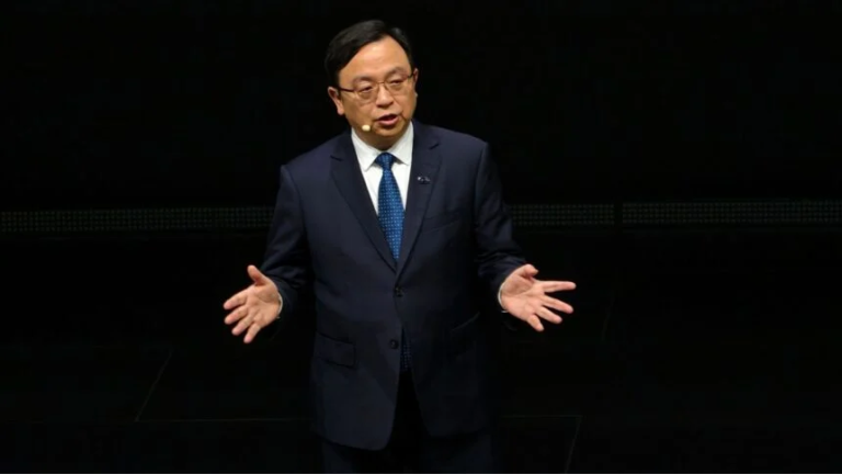 CEO da BYD lança chip Xuanji A3 para carros inteligentes