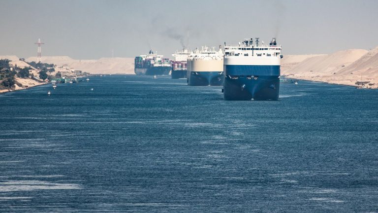 Estreito de Ormuz enfrenta risco de bloqueio similar ao de Suez