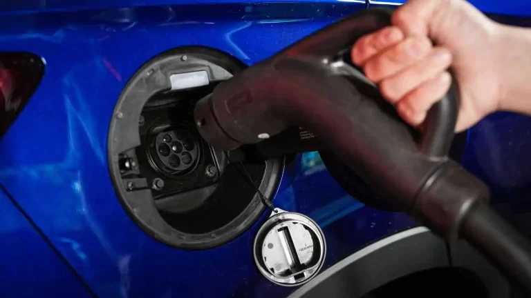 Estudo revela que baterias de carros híbridos plug-in degradam mais rápido que as de veículos 100% elétricos