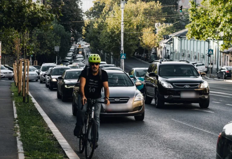 Projeto de lei aprovado estabelece multa para condutores que fecharem bicicletas após manobras de ultrapassagem