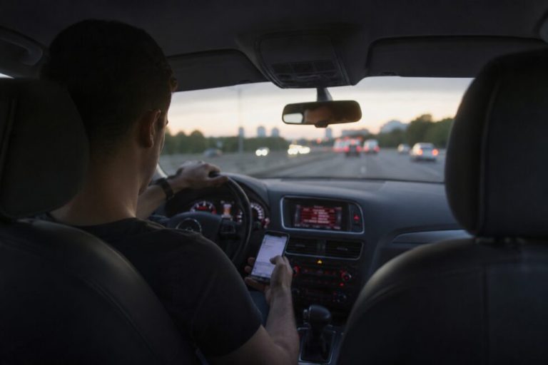 Celular ao volante preocupa mais que velocidade, aponta pesquisa