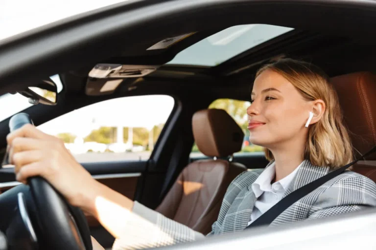 Uso de fone de ouvido ao volante compromete percepção no trânsito e resulta em infração média