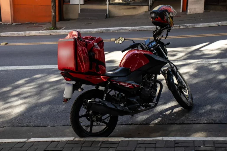 Projeto quer flexibilizar regras para trabalho com moto