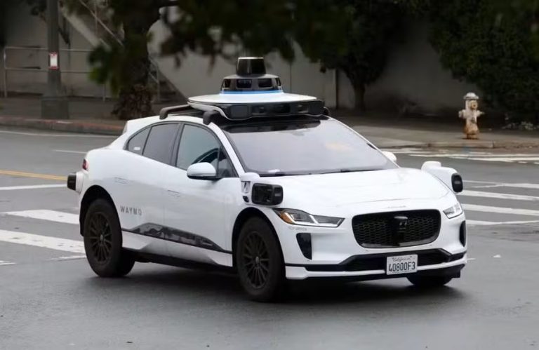 Falha de software: Waymo realiza recall de quase 4.000 carros autônomos por riscos em enchentes