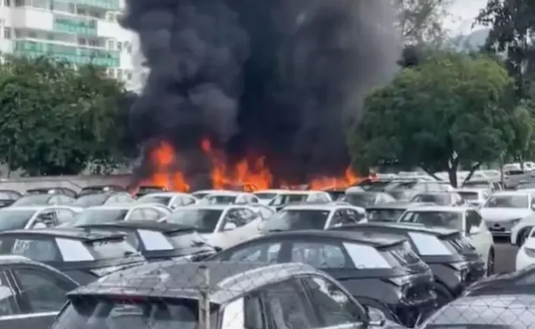Queda de helicópteros no Rio destrói 20 veículos da BYD; baterias de lítio dificultam debelagem