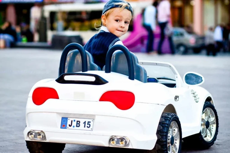 Mini elétricos ultrarrealistas conquistam crianças e viram febre entre famílias
