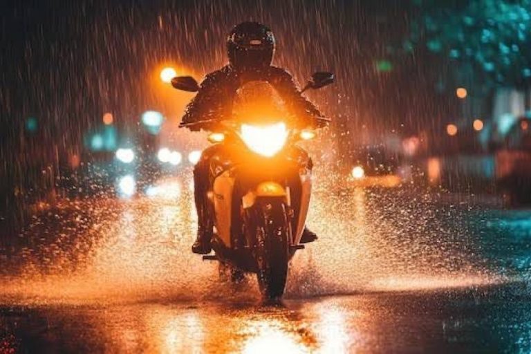 Chuva exige nova postura dos motociclistas para evitar quedas e acidentes