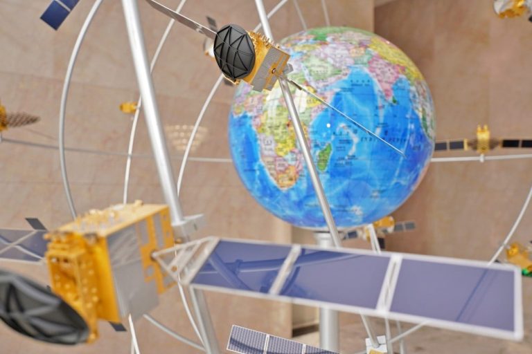 China testa dispositivo de rastreamento conectado a satélites na ferrovia China-Europa para impedir furtos de cargas