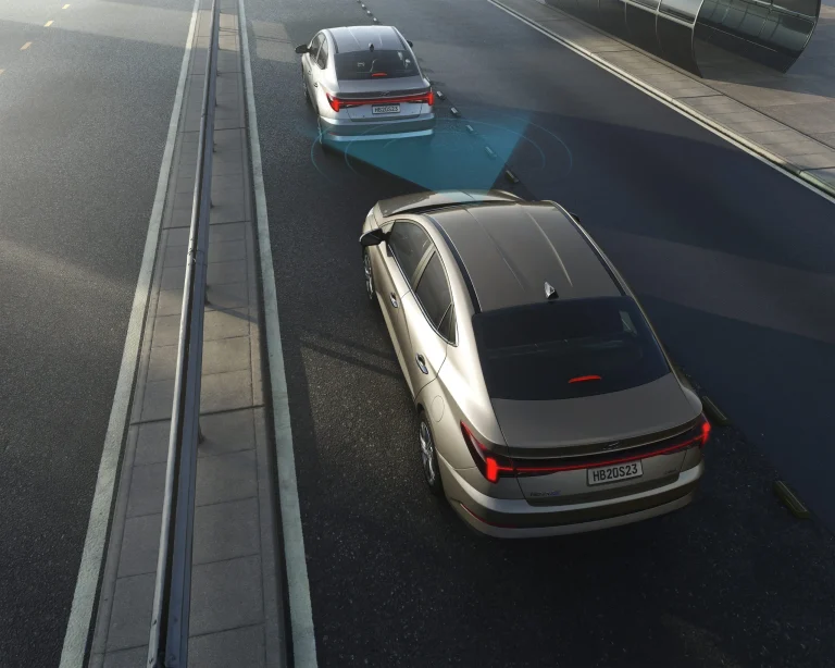 Carros no Brasil terão frenagem automática obrigatória a partir de 2029 com novo sistema nacional