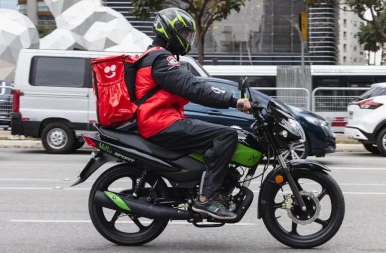 iFood vai custear até 90% da primeira CNH de moto para entregadores e abre mil vagas em SP e RJ