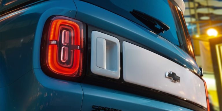 Chevrolet avalia produzir baterias no Brasil e prepara terceiro veículo eletrificado nacional