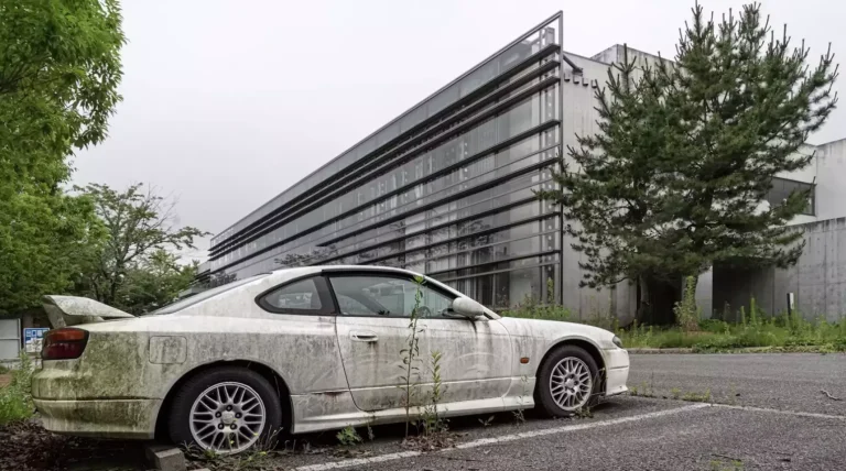 Cemitério de carros no Japão reúne raridades que jamais poderão voltar às ruas