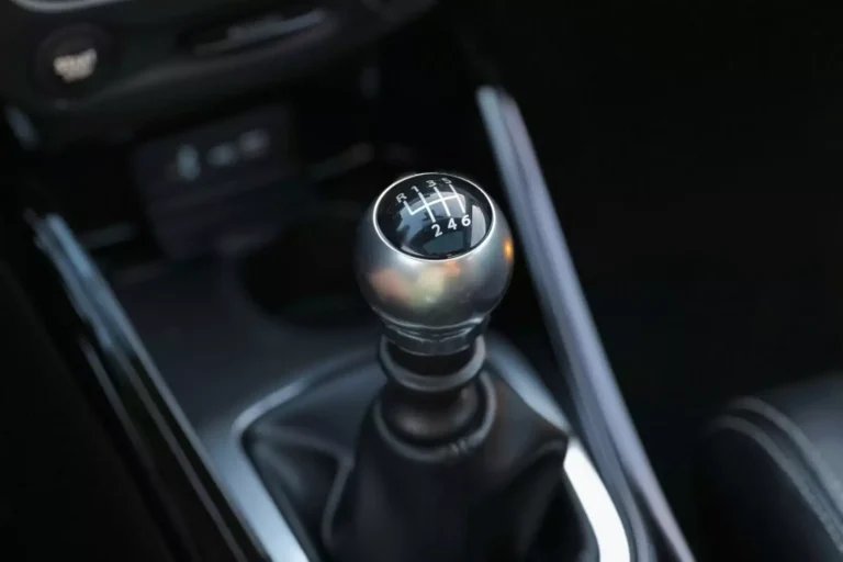 Estudo aponta que dirigir carro com câmbio manual pode estimular funções cognitivas do cérebro