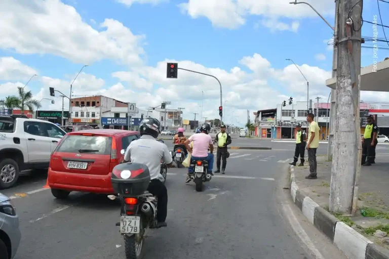 SMT orienta motoristas sobre regras da faixa da direita livre em Feira de Santana
