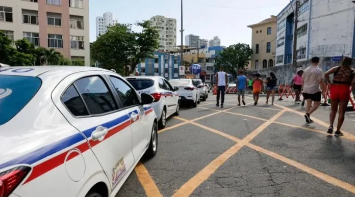 Fila-de-taxi-no-carnaval-de-Salvador-Foto_Joka-Gueiros_PMS