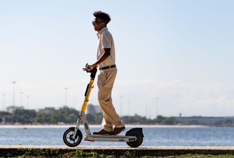 Patinete é alternativa mais rápida e barata para atravessar trecho da Faria Lima em São Paulo
